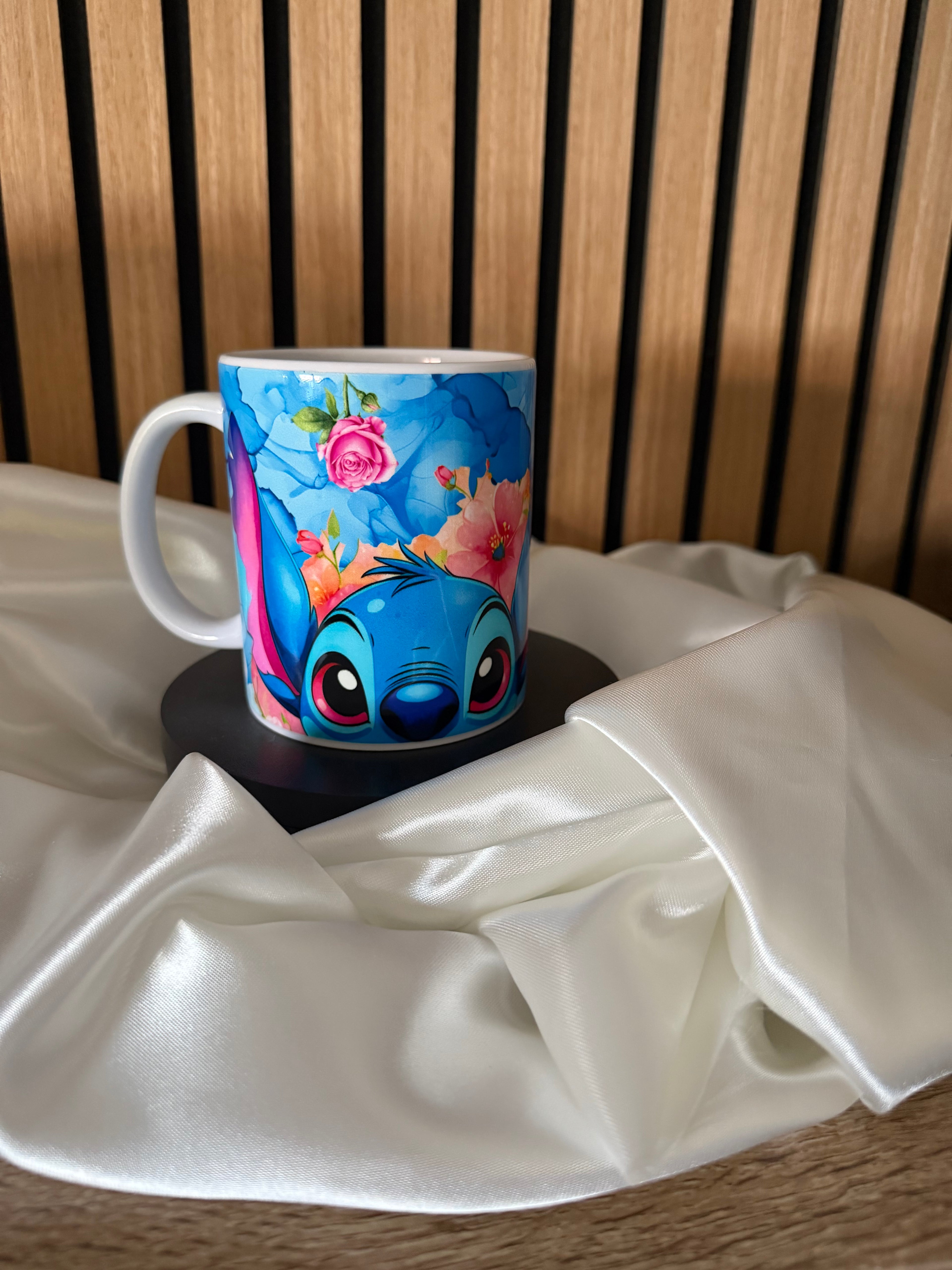 ☕ Mug personnalisé – Stitch fleuri