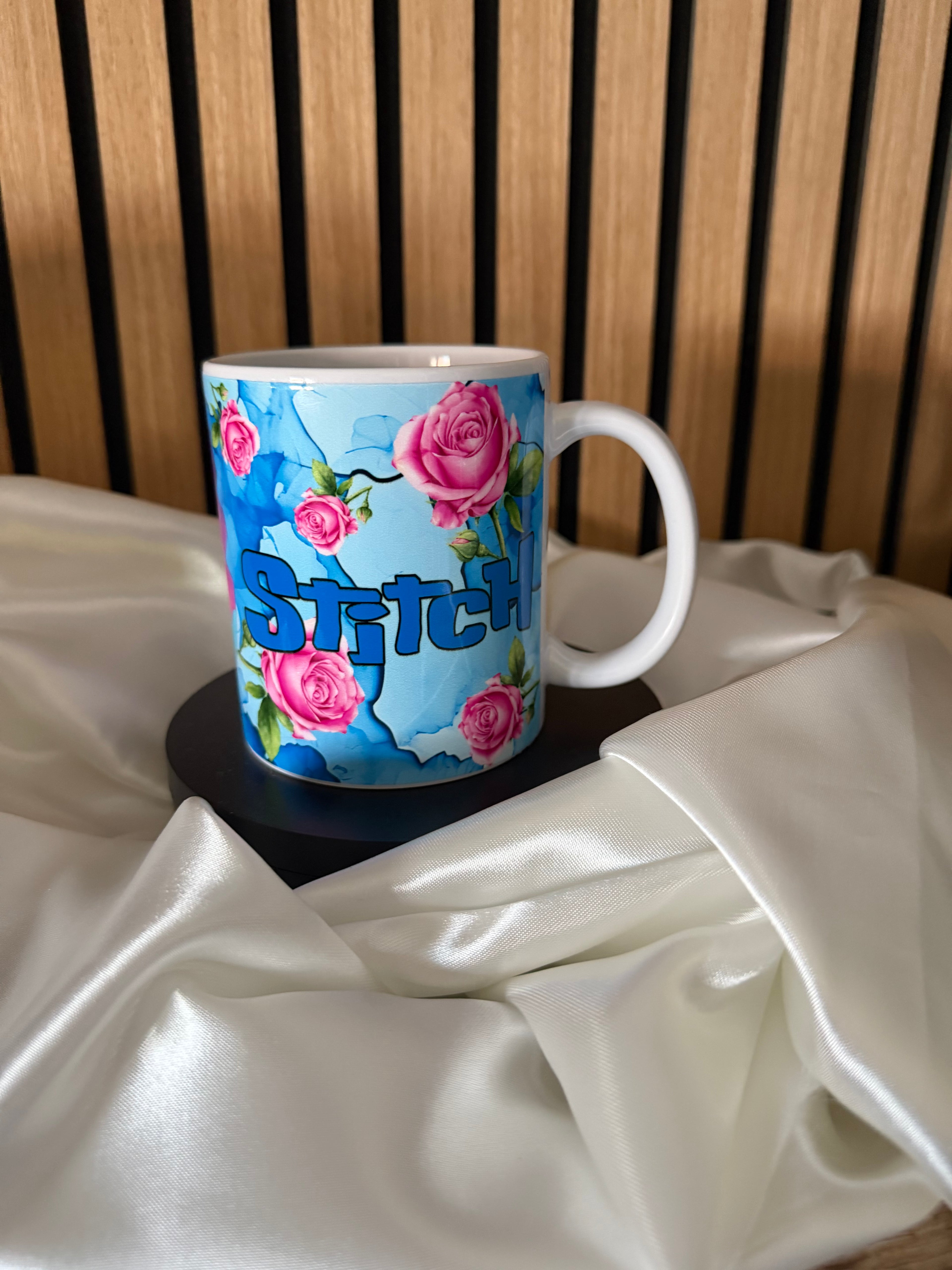 ☕ Mug personnalisé – Stitch fleuri