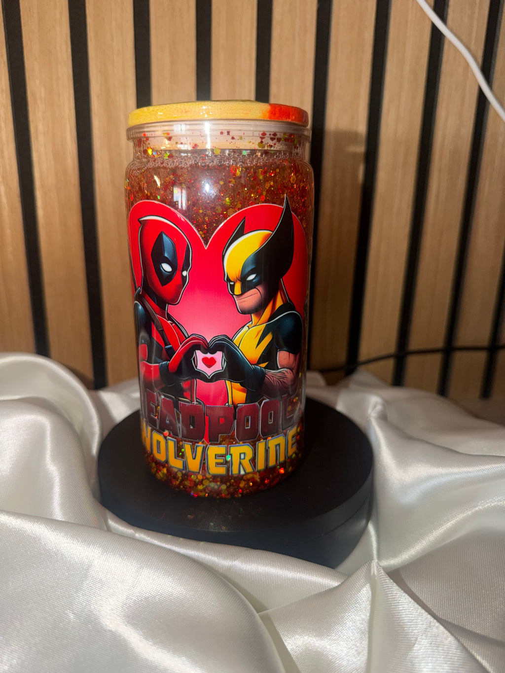 ❤️💛 Gobelet Snowglobe « Effet Paillettes Lentes » – Deadpool & Wolverine