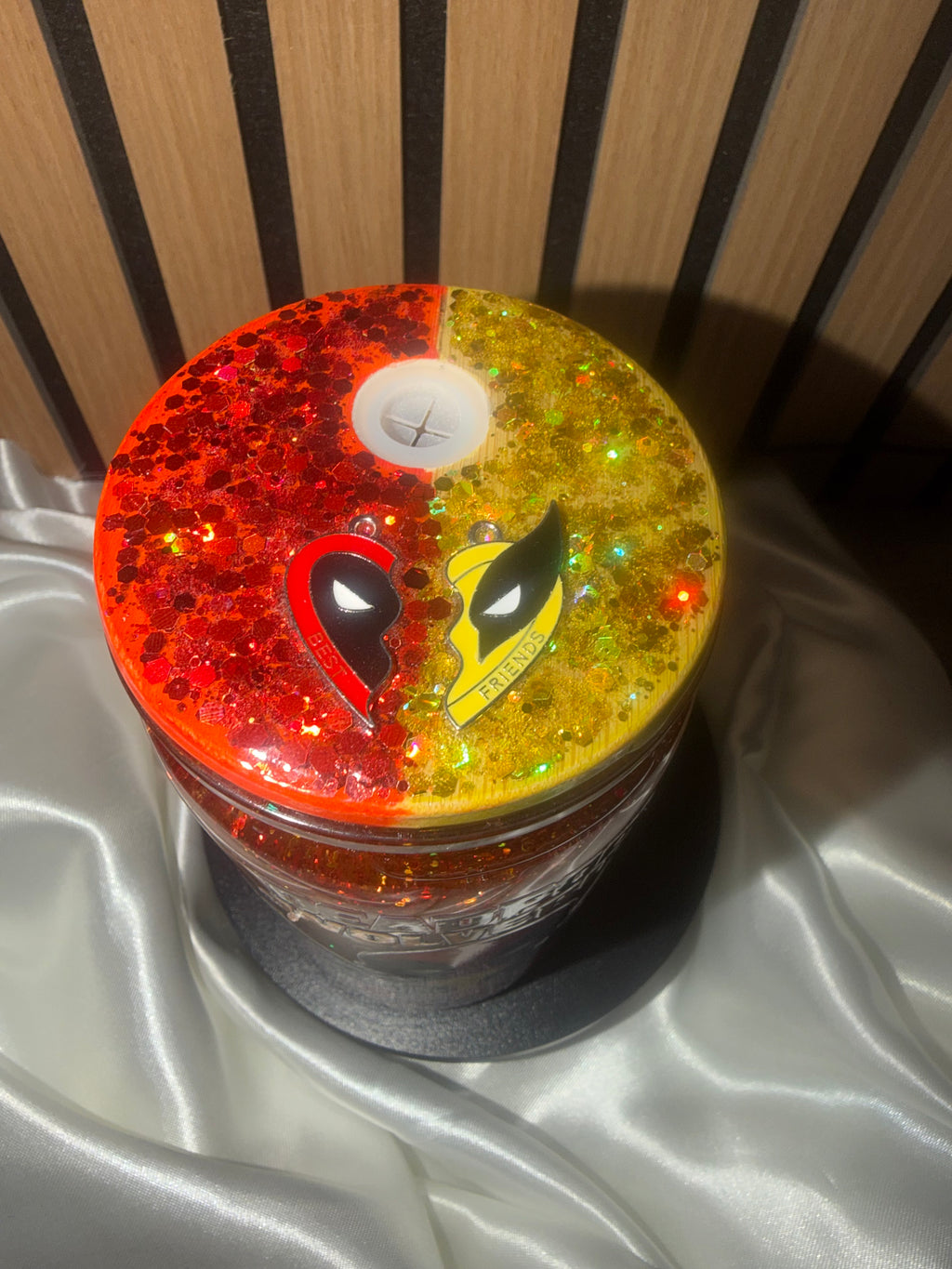 ❤️💛 Gobelet Snowglobe « Effet Paillettes Lentes » – Deadpool & Wolverine