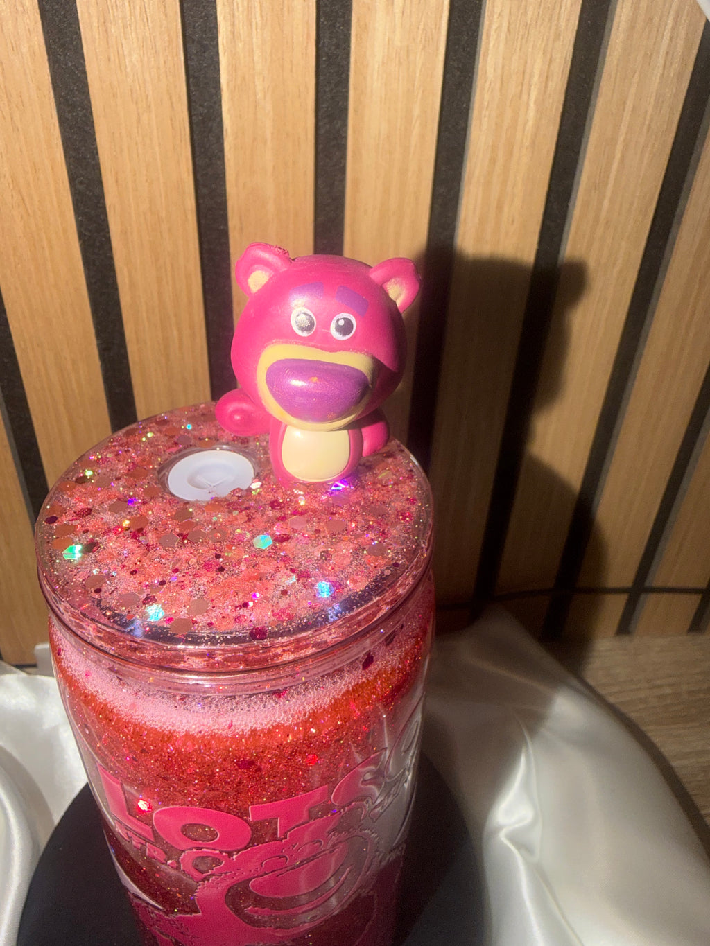 🧸 Gobelet Snowglobe « Effet Paillettes Lentes » – Lotso